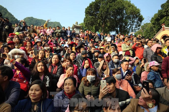 Hàng nghìn người dân thập phương theo dõi khai hội và du xuân tại chùa Hương sáng 30/1.