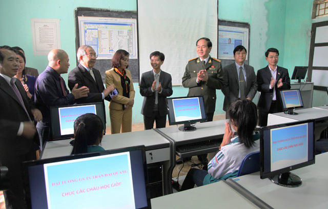 Những chuyến về thăm quê của Chủ tịch nước Trần Đại Quang đều có ý nghĩa “về nguồn” như: thăm và dâng hương đền Vua Đinh - Lê; thăm người thầy giáo dạy học năm xưa, thăm trường cũ; thăm trung tâm điều dưỡng thương binh… Trong ảnh: Đại tướng Trần Đại Quang khi còn làm Bộ trưởng Công an thăm thầy và trò trường THPT Kim Sơn B – nơi ông từng học tập xưa kia.