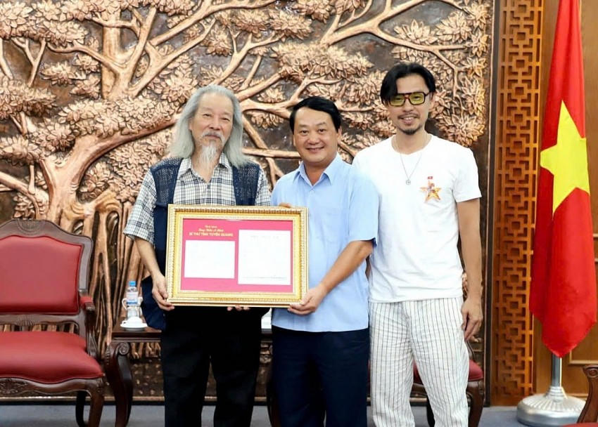 Bí thư Tỉnh ủy Hầu A Lềnh tiếp nhận Bút tích bài hát “Tiến quân ca” do gia đình con trai cố Nhạc sĩ Văn Cao trao tặng.