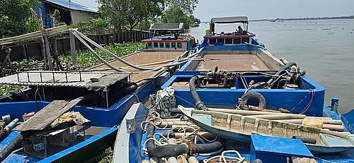 Phương tiện các đối tượng dùng để khai thác cát, bùn trái phép.