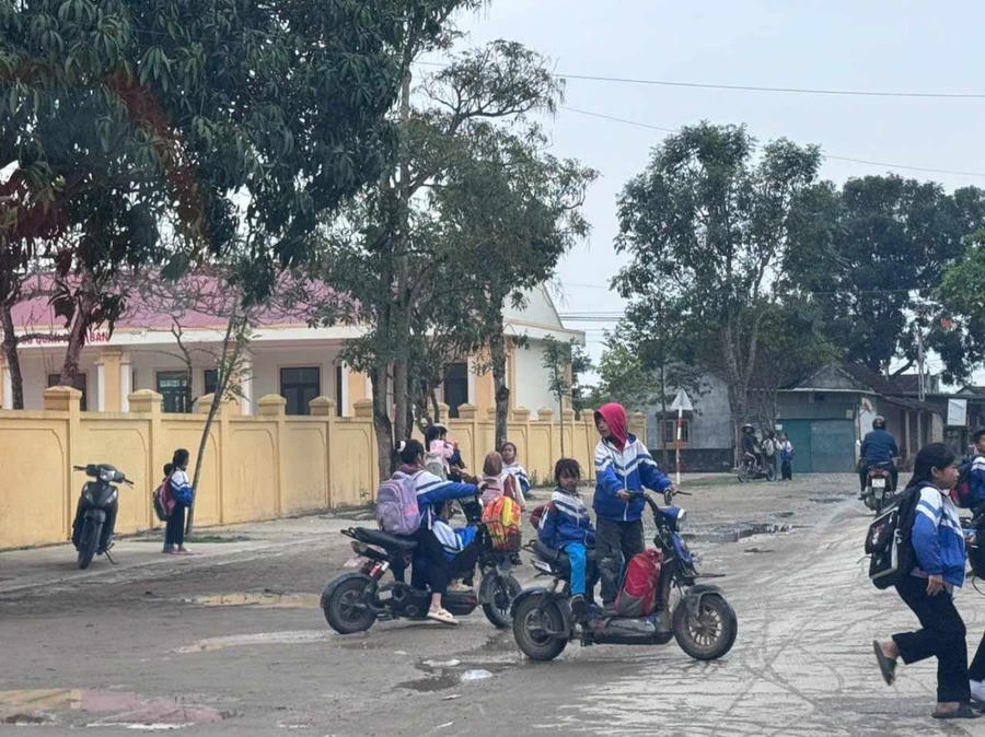 Bất chấp nguy hiểm, các phụ huynh cho các em đi xe máy điện tới trường Tiểu học Nghi Kiều 2.