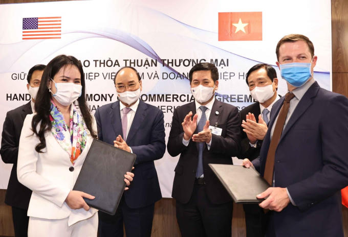 Bà Nguyễn Thị Thanh Bình, Phó Tổng Giám đốc T&amp;amp;T Group và ông John Wallington, Giám đốc Tài chính, Tập đoàn UPC Renewables (Hoa Kỳ) trao đổi MoU về phát triển năng lượng.