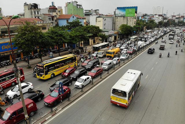 “Để nhanh chóng thoát khỏi khu vực tắc đường, nhiều người đi xe lao lên cả vỉa hè, dẫn đến ùn tắc cục bộ, ô-tô kẹt cứng, không thể di chuyển được”, ông Tuấn (68 tuổi, nhà ở đường Giải Phóng, Hà Nội) cho biết.