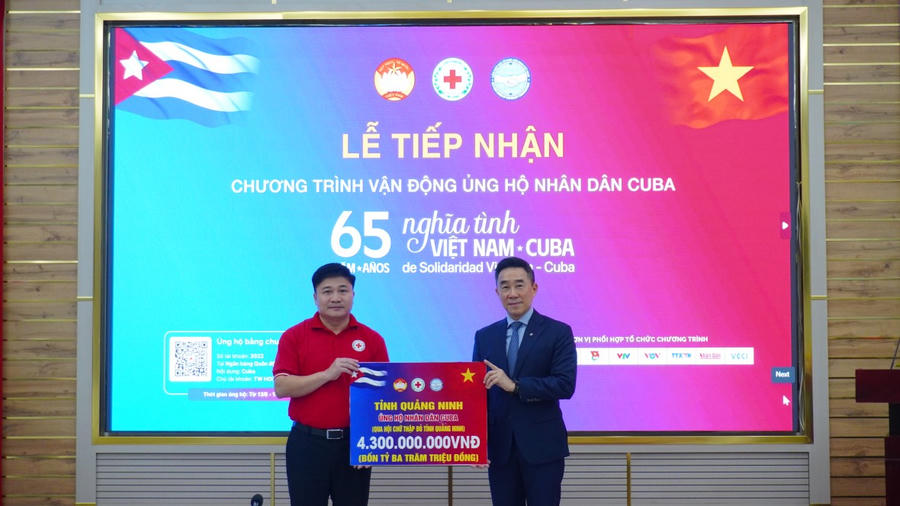 Hội Chữ thập đỏ tỉnh Quảng Ninh trao tặng 4,3 tỷ đồng.