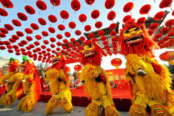 Múa lân đón năm mới ở Trung Quốc.