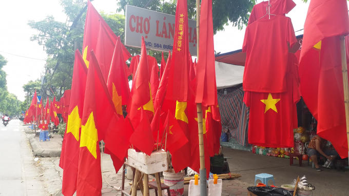 Đường Láng dường như sôi động hơn.