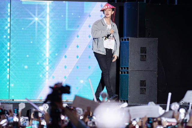 Một trong những khoảnh khắc đẹp của Chanyeol là khi anh thích thú nhận chiếc nón lá dễ thương từ các fan.