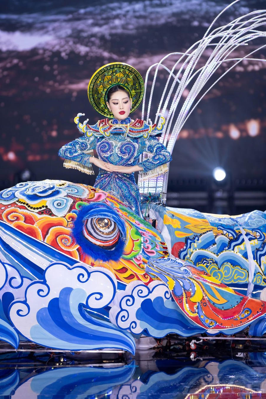 Hoa hậu Nguyễn Trần Khánh Vân diện thiết kế Nam Hải Ngọc Lân, thay lời tác giả truyền tải thông điệp bảo tồn cá voi là một phần rất quan trọng trong vấn đề chống biến đổi khí hậu.