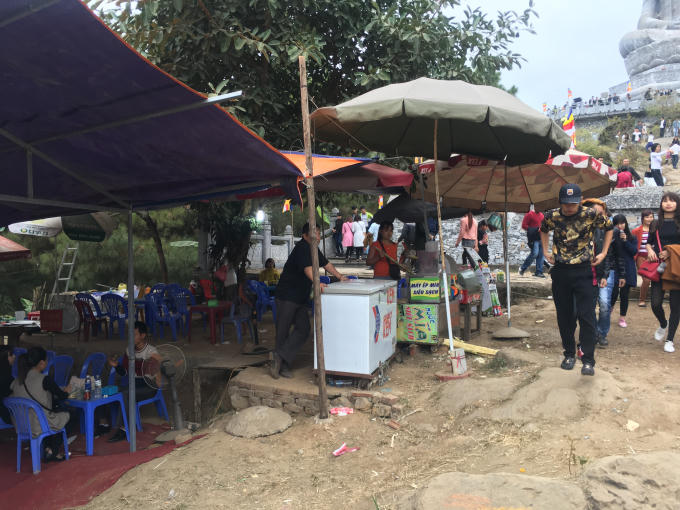 Hàng quán mọc dưới chân tượng Phật trên đỉnh núi Phật Tích.