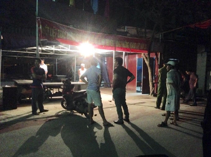 Lực lượng chức năng, Công an quận Hoàng Mai có mặt tại hiện trường điều tra vụ việc. (Ảnh: Văn Đại)