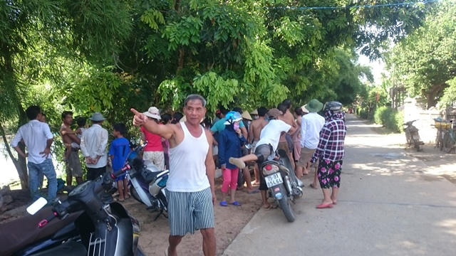Nhiều người dân đến xem diễn biến sự việc.