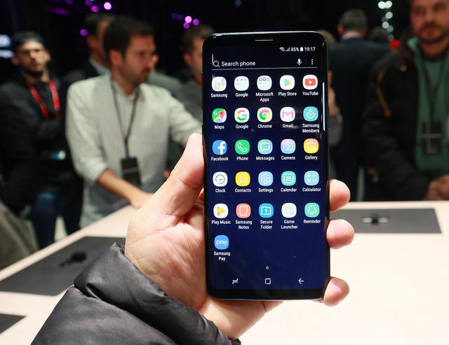 Về cấu hình, Galaxy S9 trang bị thế hệ vi xử lý Exynos 9810, RAM 4 GB, khả năng kháng nước, kháng bụi IP68, và sạc không dây đặc biệt. Đáng chú ý khe thẻ nhớ mở rộng lên đến 400GB với thẻ nhớ rời Micro SD.