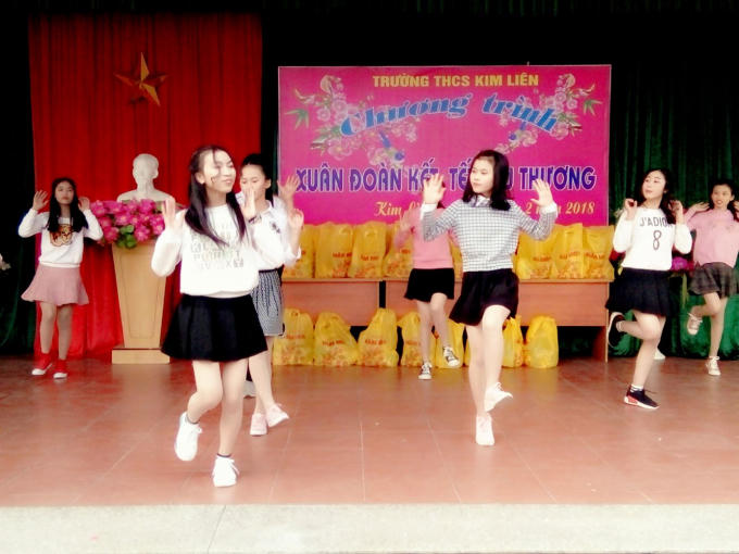 Tiết mục văn nghệ của các em học sinh.