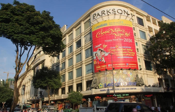 Những tòa nhà, trung tâm thương rợp băng rôn, biểu ngữ, khẩu hiêu, cờ hoa chào mừng năm mới 2016.