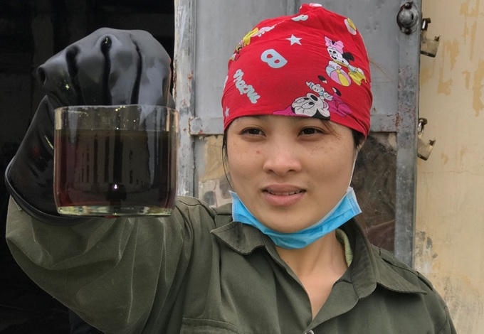 Sau nhiều công đoạn chế biến, nước mắm sẽ có màu cánh gián đậm.