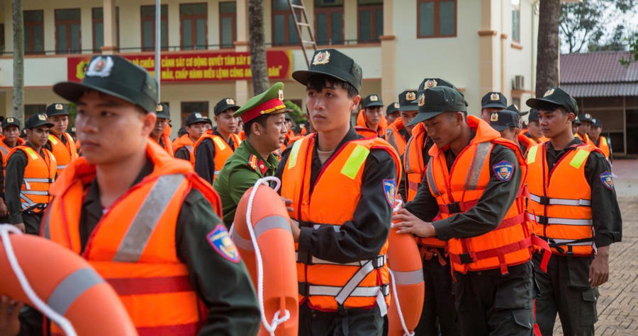 Với tinh thần cao nhất, chiến sỹ Công an Phòng CSCĐ ra quân hỗ trợ người dân trên địa bàn ứng phó với bão lớn.