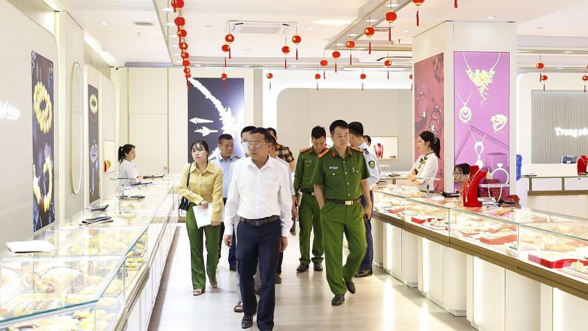 Đoàn kiểm tra Liên nghành kiểm tra các cửa hàng mua sắm phục vụ khách du lịch trên địa bàn TP Móng Cái.