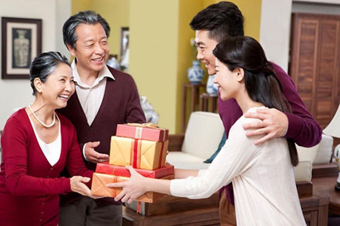 Quà biếu ngày Tết là một nét văn hóa ngày Tết nhưng nay đang bị lạm dụng... Ảnh minh họa.