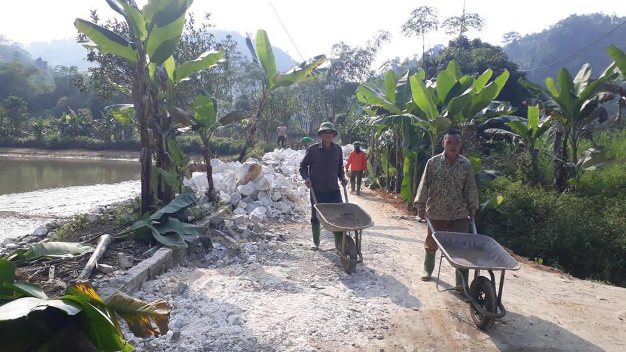 Xây kè ao và làm đường đi dạo quanh chiếc ao rộng hơn 4.000 m2 làm nơi giải trí phục vụ khách.