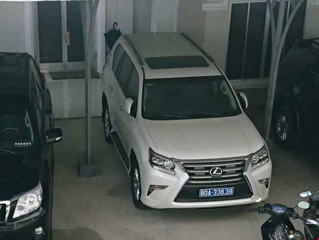 Chiếc xe Lexus do DN tặng cho chính quyền tỉnh Cà Mau mang biển số 80A nay đã được tháo biển số và trả lại cho DN. Ảnh: TV