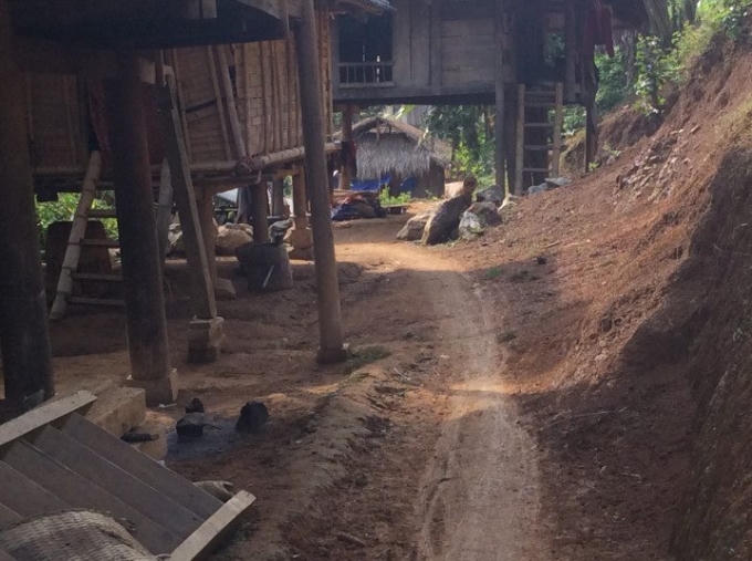 Bà con vẫn sống trong những ngôi nhà tranh vách nứa tạm bợ.