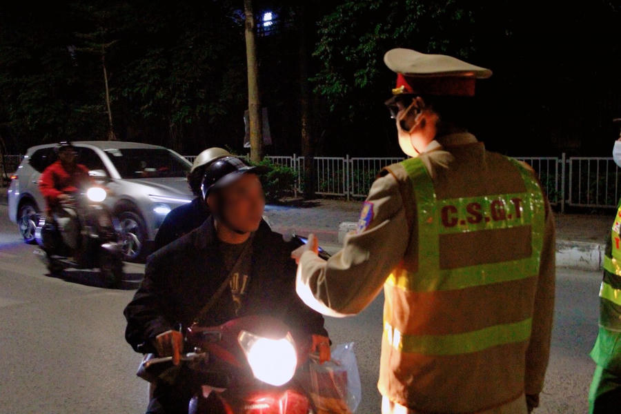 Theo Nghị định 168/1024/NĐ-CP, vi phạm nồng độ cồn ở mức trên 0,4 mg/l sẽ bị phạt tiền từ 8-10 triệu đồng và tước GPLX 23 tháng.