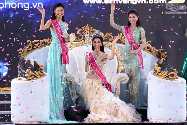 Từ trái sang: Á hậu 1 Ngô Thanh Thanh Tú, Hoa hậu Đỗ Mỹ Linh, Á hậu 2 Huỳnh Thị Thùy Dung.