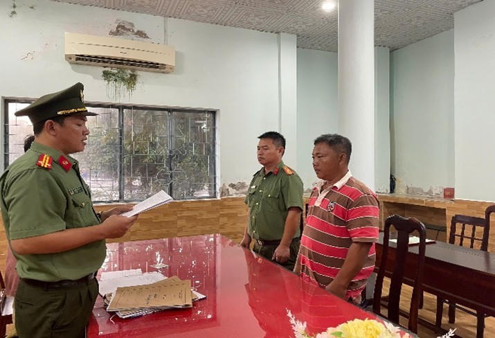 Cơ quan An ninh điều tra Công an tỉnh tống đạt Quyết định khởi tố vụ án, khởi tố bị can và thi hành Lệnh bắt bị can Nguyễn Văn Nhạn (áo đỏ).