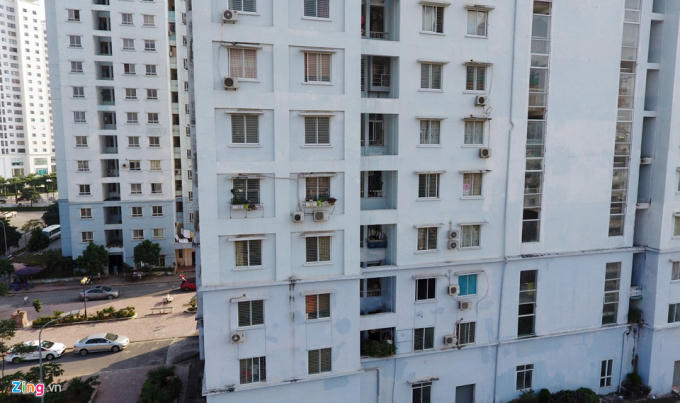 Dù đã đưa vào hoạt động từ nhiều năm nhưng nhiều căn hộ ở đây vẫn trong tình trạng cửa đóng then cài hoặc niêm phong. (Ảnh: Zing)