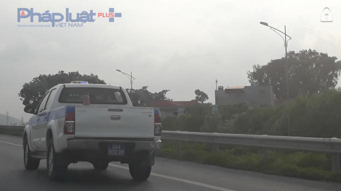 Xe CSGT thuộc Phòng CSGT Công an tỉnh Bắc Giang nhanh chóng rời đi.