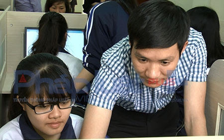 Các thí sinh đăng ký đều thuận tiện, suôn sẻ và không phải xếp hàng. Ảnh: Loan Bảo.