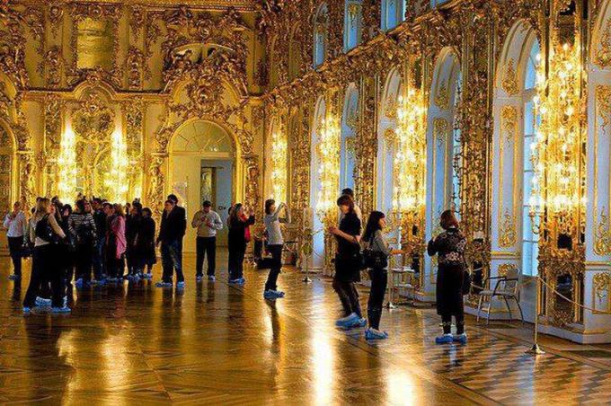 Du khách tham quan căn phòng Hổ phách huyền thoại.