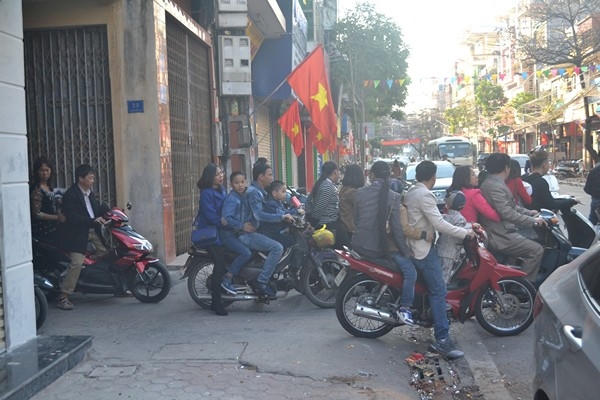 Cả đại gia đình đi du xuân bằng "đầu trần" (ảnh Đức Tùy).