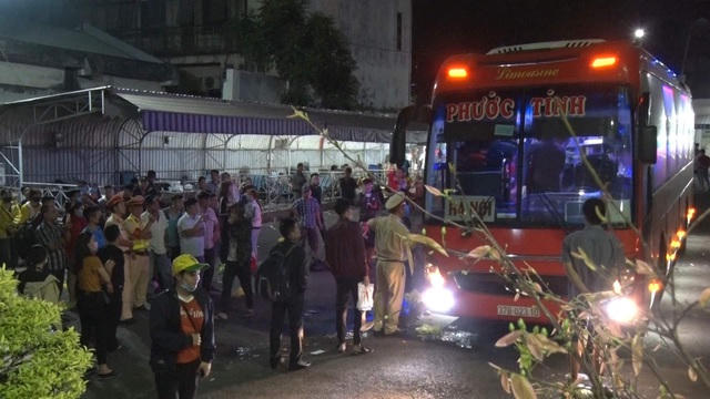 Chiếc xe ô tô khách bị tạm giữ, hành khách trên xe được bố trí phương tiện khác để tiếp tục về quê đón Tết