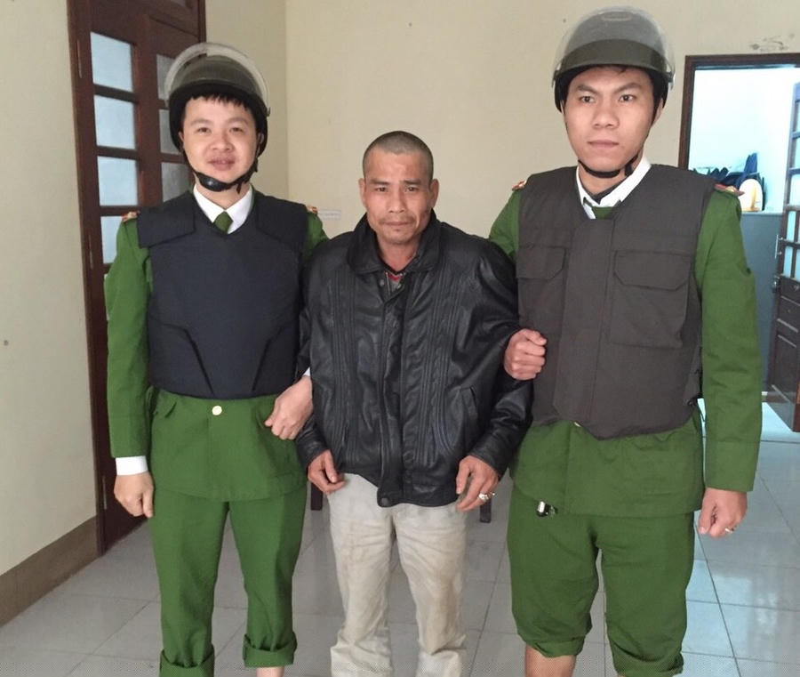 Đối tượng Nguyễn Minh Tuấn được khống chế đưa về Công an xã Nghĩa Ninh để làm việc.