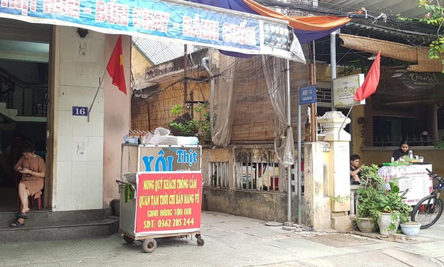 Toàn bộ các tiệm ăn sáng nếu mở cửa đều bán mang về, không cho ngồi lại quán để ăn