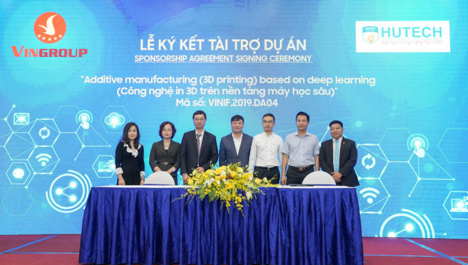 Đại diện Quỹ Đổi mới Sáng tạo Vingroup và các Dự án chính thức ký kết tài trợ.
