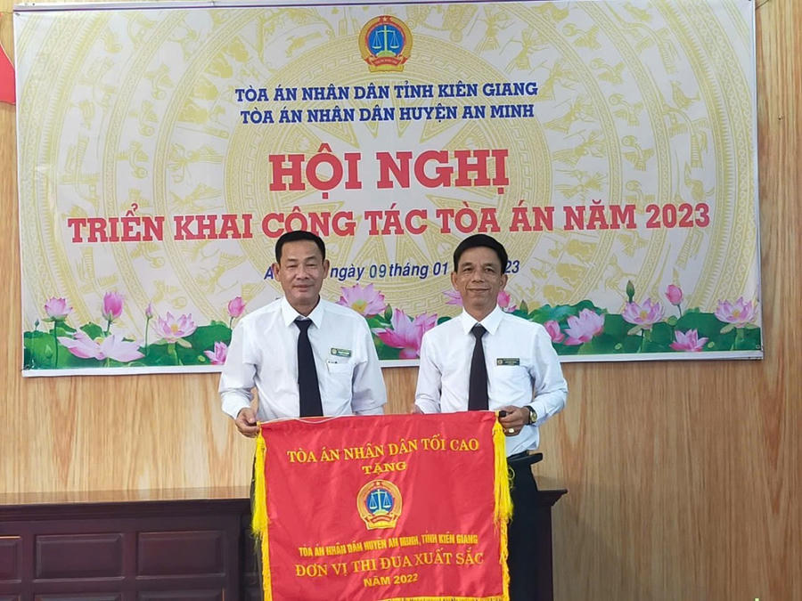 4 Chánh án Lê Chí Công Tòa AM nhận cờ