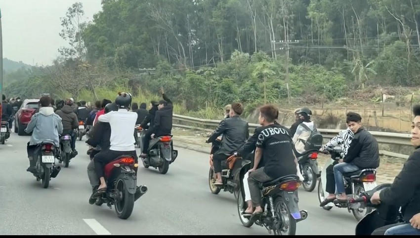 Nhóm thanh niên dàn hàng, không đội mũ bảo hiểm chạy xe trên đường quốc lộ.