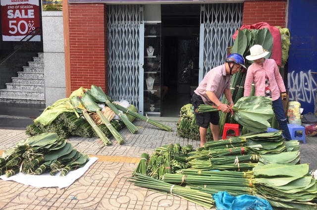 Khách mua lá dong có thể chọn lá lớn hoặc nhỏ tùy vào nhu cầu. Ảnh: Đại Việt