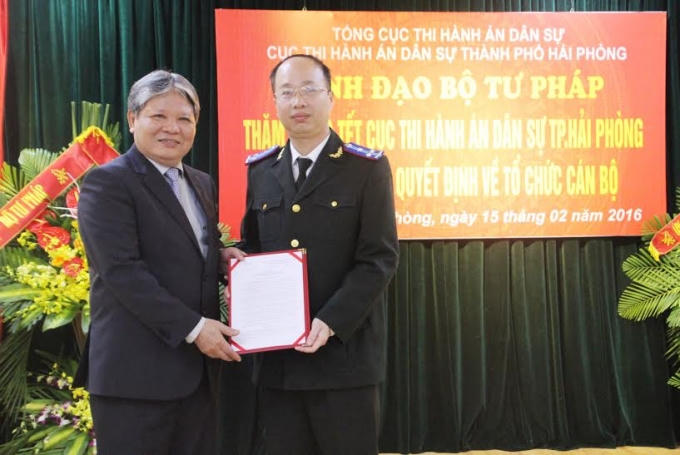 Trao quyết định bổ nhiệm Cục trưởng cục thi hành án dân sự thành phố Hải Phòng.