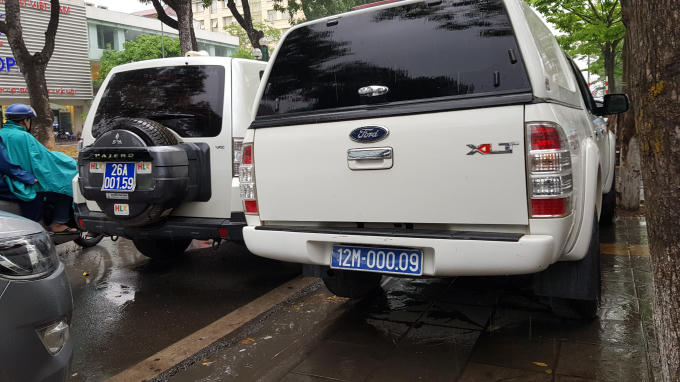 H&agrave;ng loạt xe biển xanh ngang nhi&ecirc;n đỗ chiếm l&ograve;ng lề đường,  &ldquo;bủa v&acirc;y&rdquo; cổng Bộ Y tế