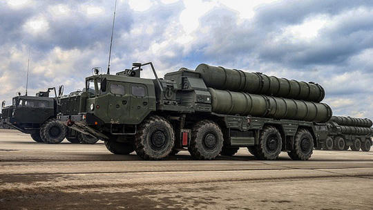 Hệ thống tên lửa đất đối không S-400. Ảnh: SCMP