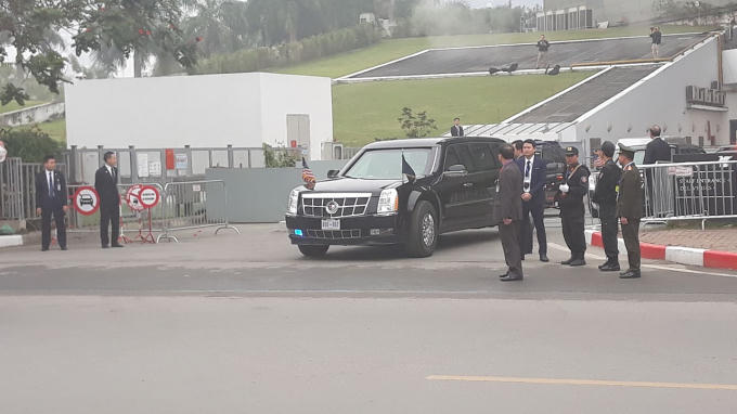 Khoảng 8h30 hai xe "Quái thú" xuất phát từ cổng sau khách sạn.