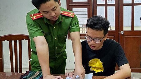 Công an chức năng lấy lời khai của Nguyễn Hoàng Minh (Nguồn: Báo Bình Định).