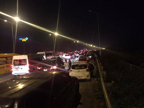 10 km ùn tắc từ đoạn gần Big C Nam Định xuôi về hướng trạm thu phí Đại Xuyên, trong đó Đại Xuyên tắc nhiều nhất. Trong ảnh: Nhiều phương tiện "chôn chân" trên đường.