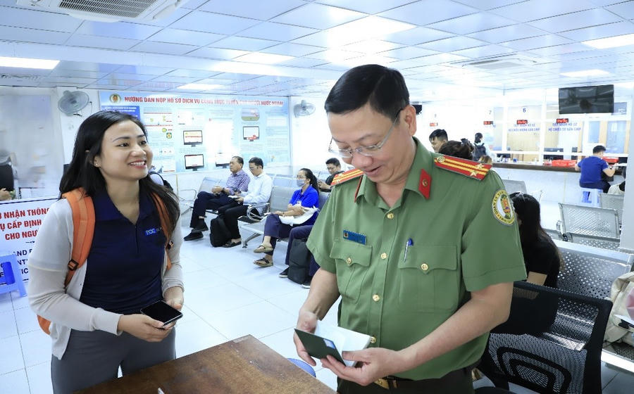 CBCS Phòng QLXNC hướng dẫn làm thủ tục cấp tài khoản định danh điện tử mức độ 2 cho người nước ngoài tận tình, chu đáo