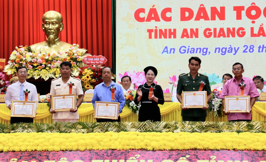 Thứ trưởng, Phó Chủ nhiệm Ủy Ban Dân tộc Nông Thị Hà tặng Bằng khen cho các tập thể, cá nhân có thành tích tiêu biểu, xuất sắc trong thực hiện công tác dân tộc, chính sách dân tộc giai đoạn 2019 – 2024.