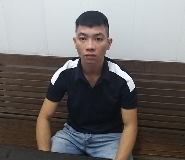Mang súng đi “xử” đối thủ, lại làm bạn đi cùng trọng thương: Ngày 1/4, công an TP Vinh, tỉnh Nghệ An đã khởi tố vụ án, khởi tố bị can, tạm giam Nguyễn Văn Mạnh (30 tuổi, trú tại xã Nghi Phú, TP Vinh) để làm rõ hành vi tàng trữ, sử dụng trái phép vũ khí quân dụng gây thương tích cho người khác. (Ảnh: CACC)
