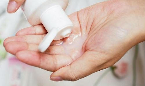 Trong tương lai, đàn ông có thể tránh thai nhờ gel bôi da hàng ngày (Hình minh họa).